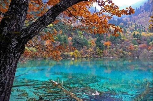 Hồ Ngũ sắc, Trung Quốc: Hồ Ngũ Hoa là một địa danh nổi tiếng của Trung Quốc. Hồ đặc biệt ấn tượng nhờ cảnh sắc ngoạn mục đẹp như chốn bồng lai tiên cảnh.